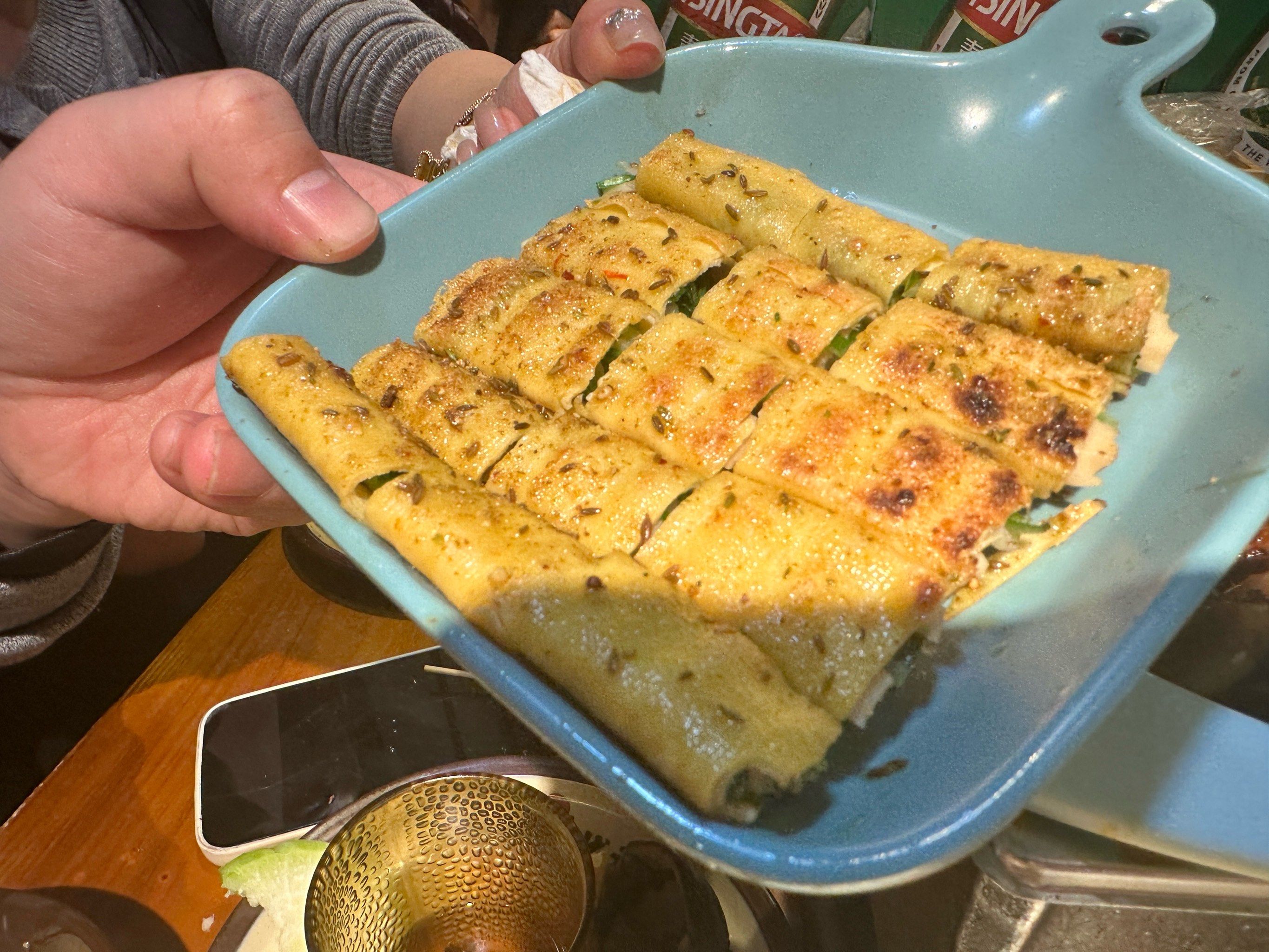 企鹅体育-曾令旭分享美食：丹东第一吃！永昌烤皮(丹东市永昌)